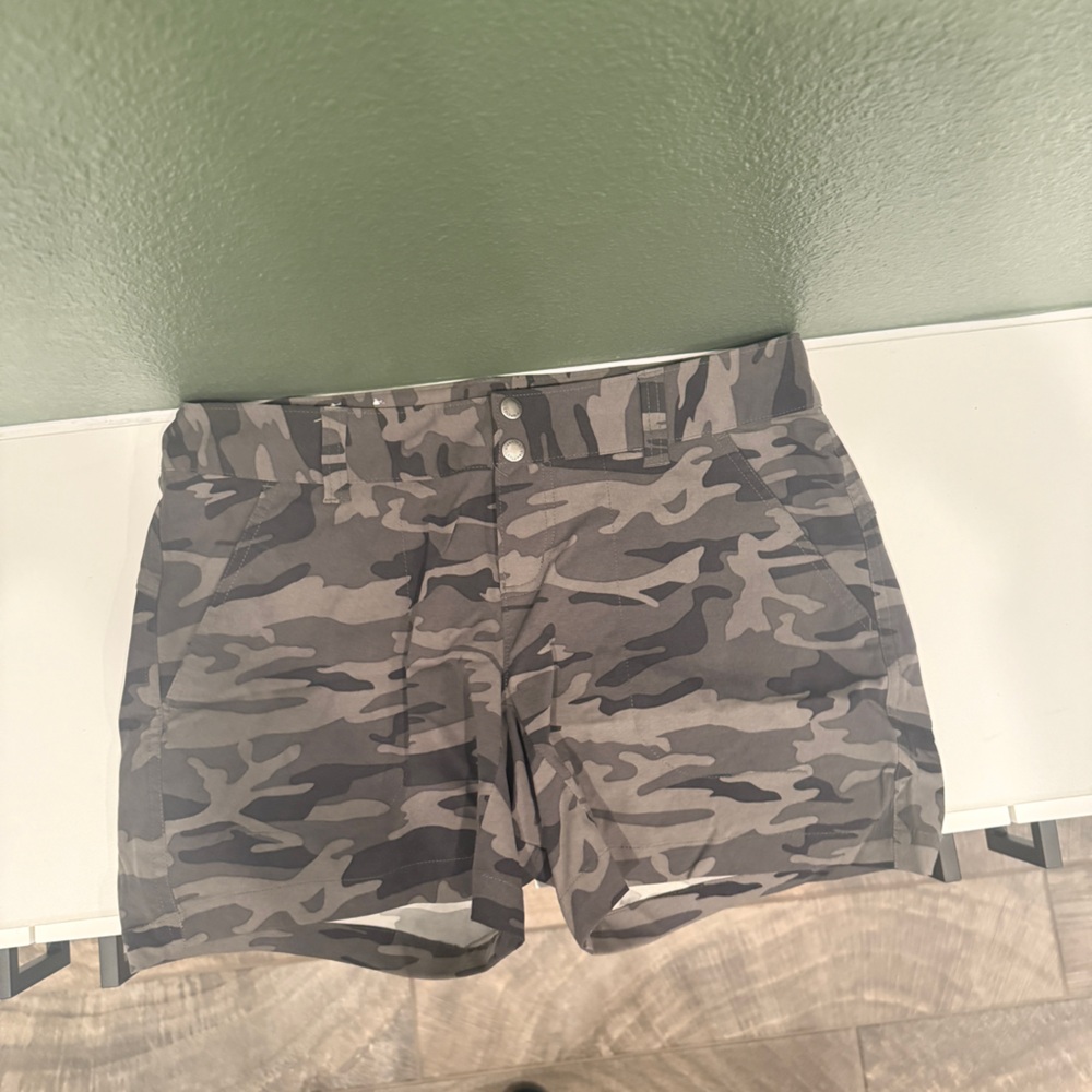 Columbia camo omni shield shorts Sz 8